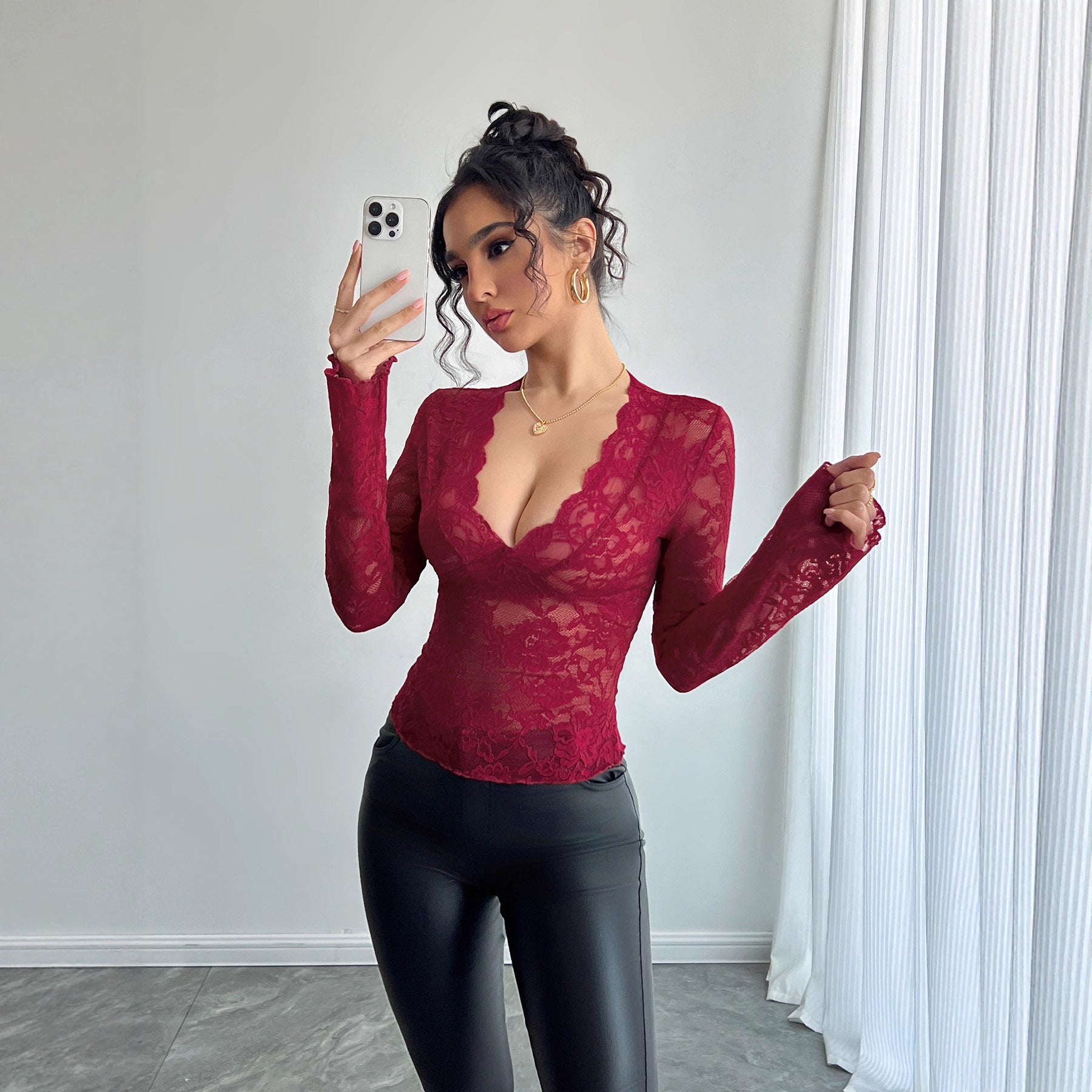 Lace slim fit V-neck long sleeved T-shirt top for women