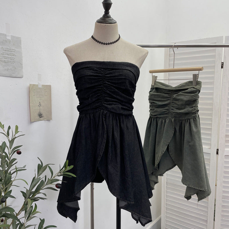 Sleeveless top with strapless folds waist cinching and slit design