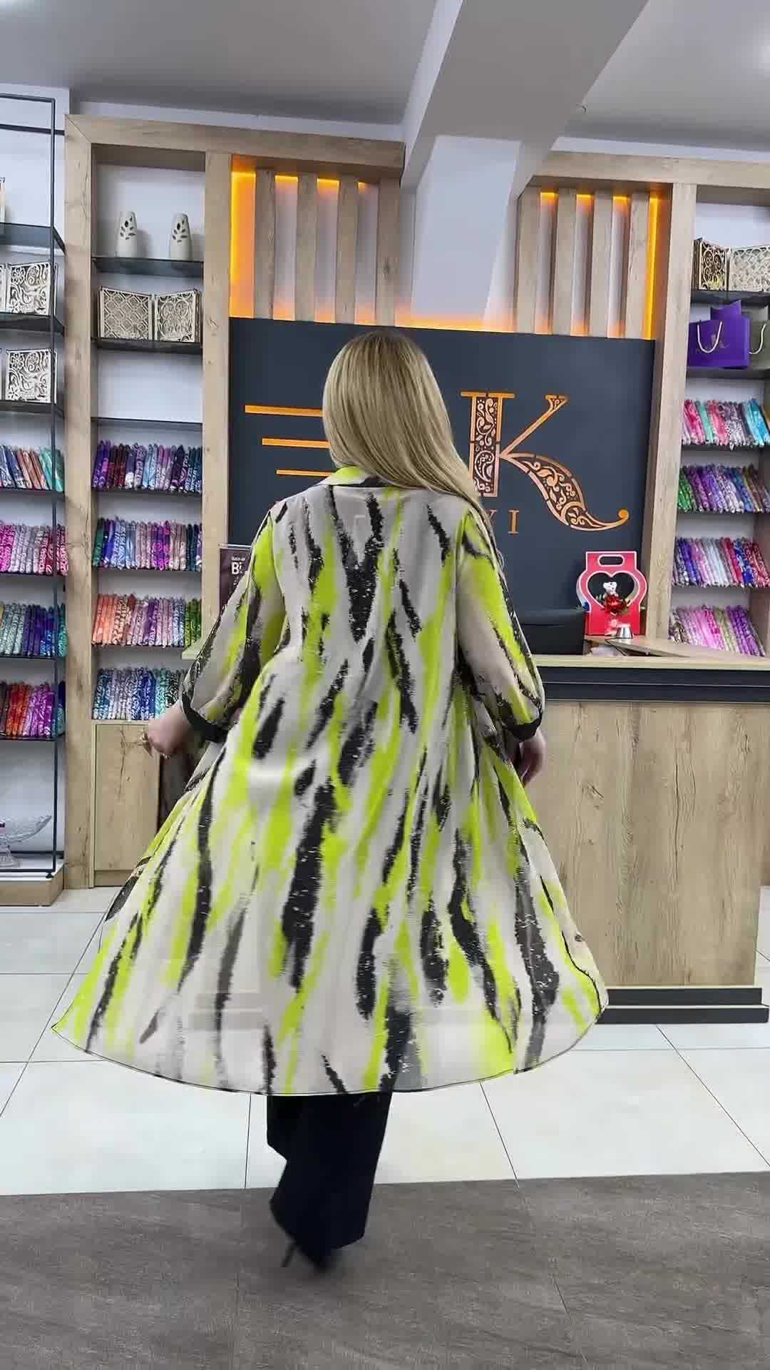 Printed seven quarter sleeve zipper cardigan with tailcoat and slit chiffon shirt