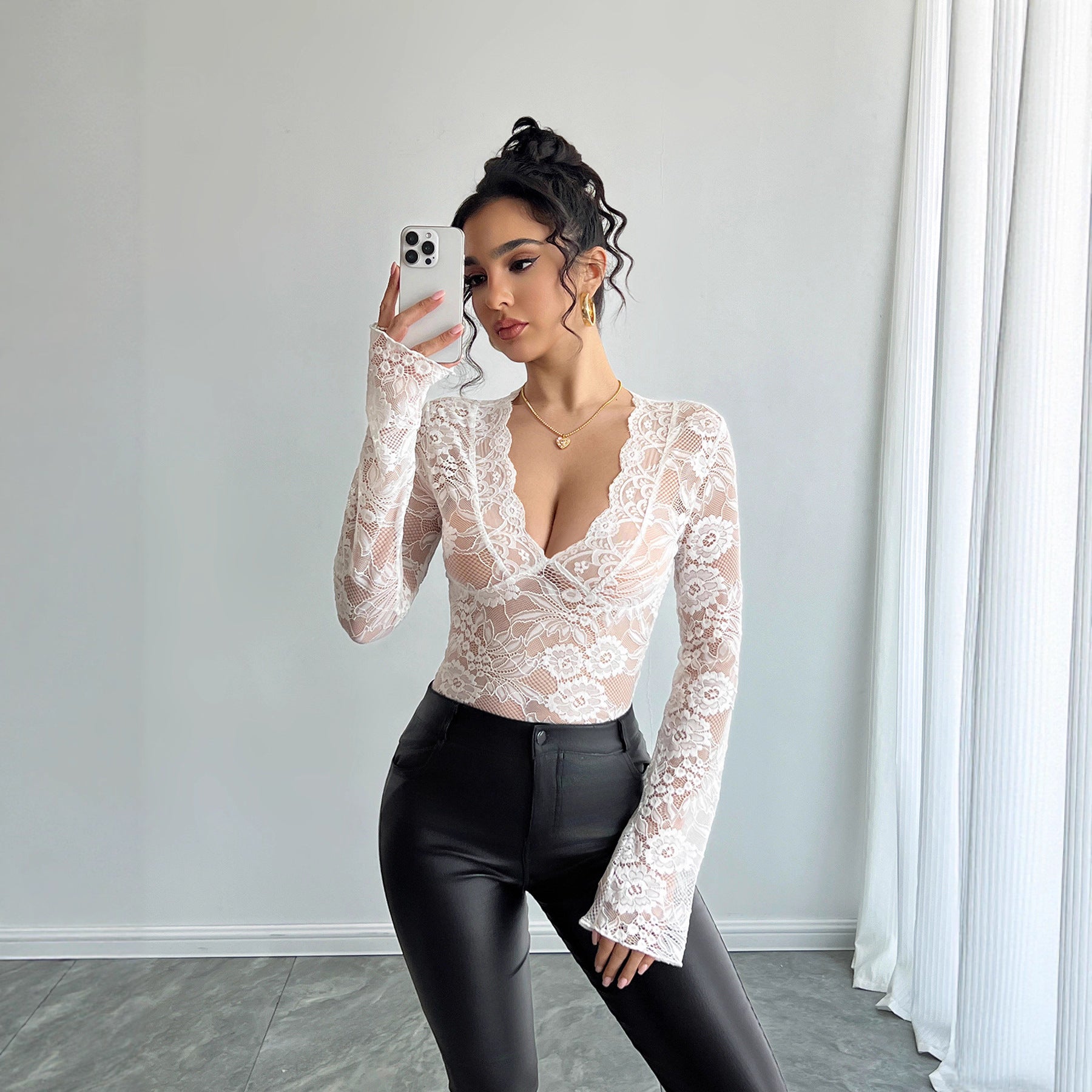 Lace slim fit V-neck long sleeved T-shirt top for women