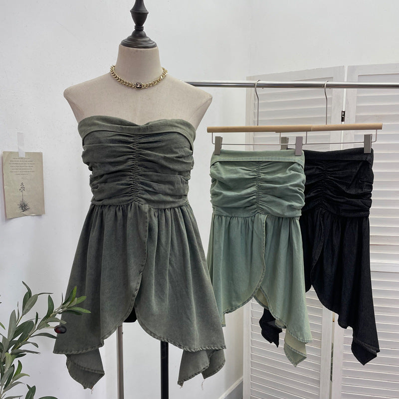 Sleeveless top with strapless folds waist cinching and slit design
