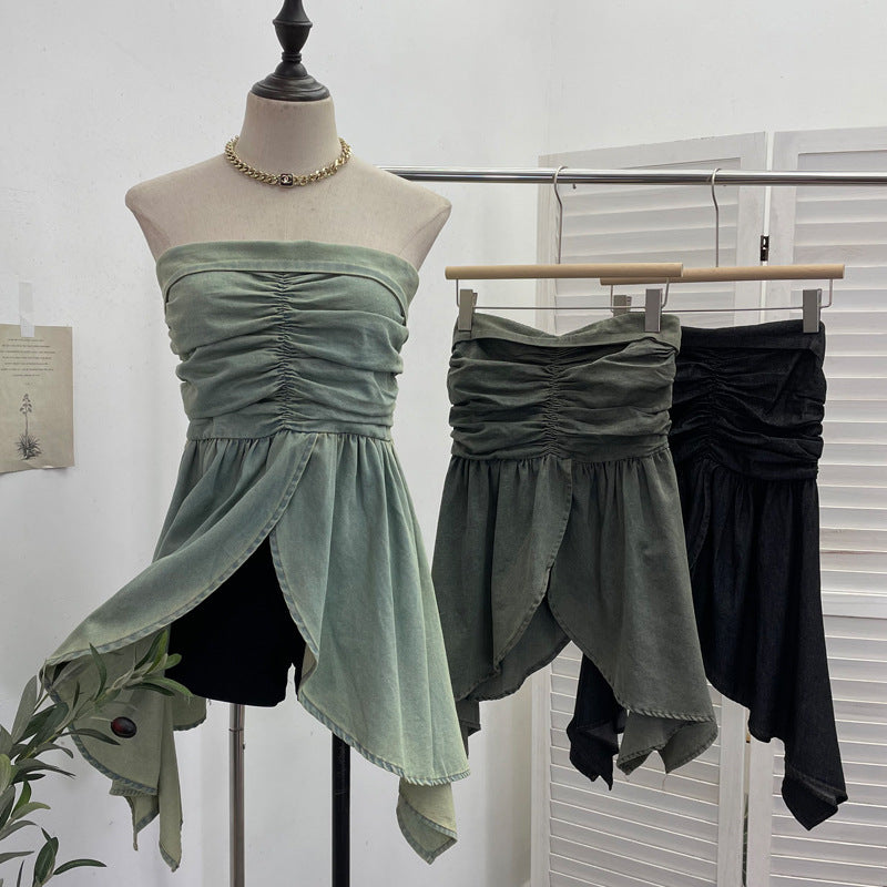 Sleeveless top with strapless folds waist cinching and slit design