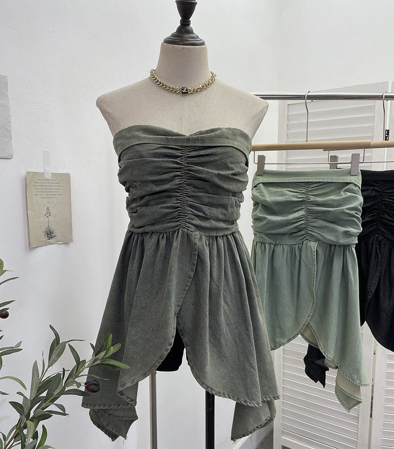 Sleeveless top with strapless folds waist cinching and slit design